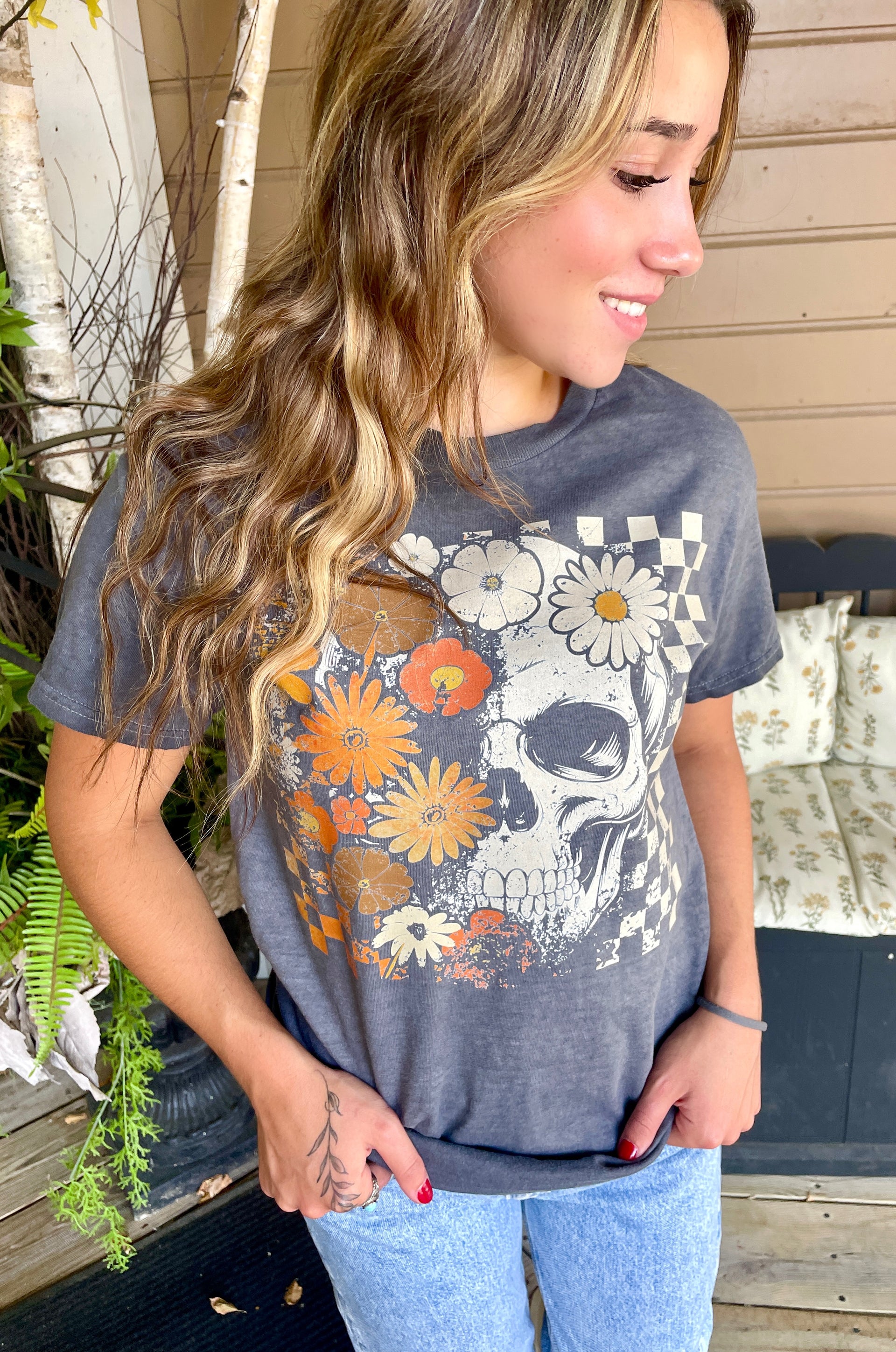 FLORAL SKULL CHECKERED WASH TEE