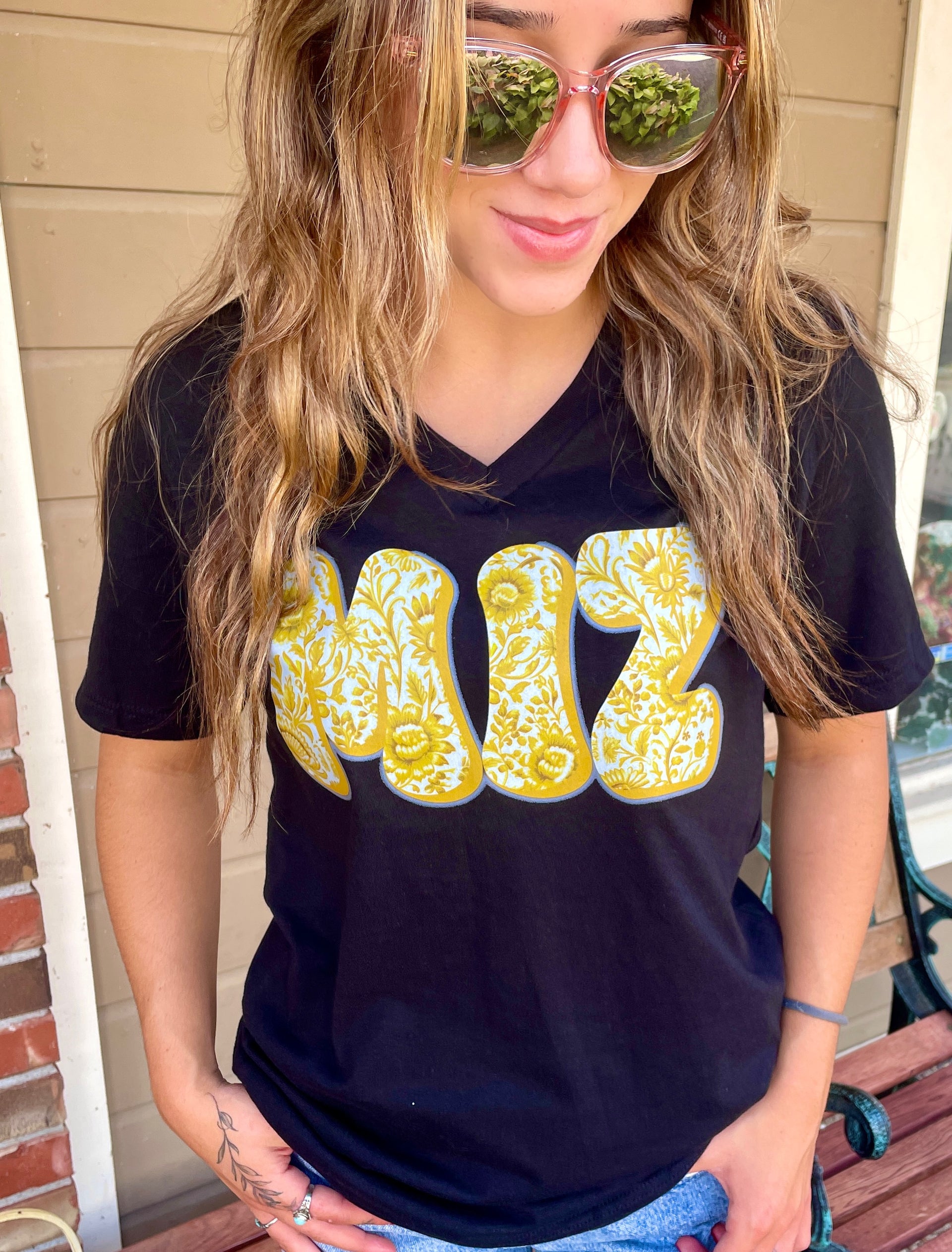 MIZ FLORAL BLACK V-NECK TEE
