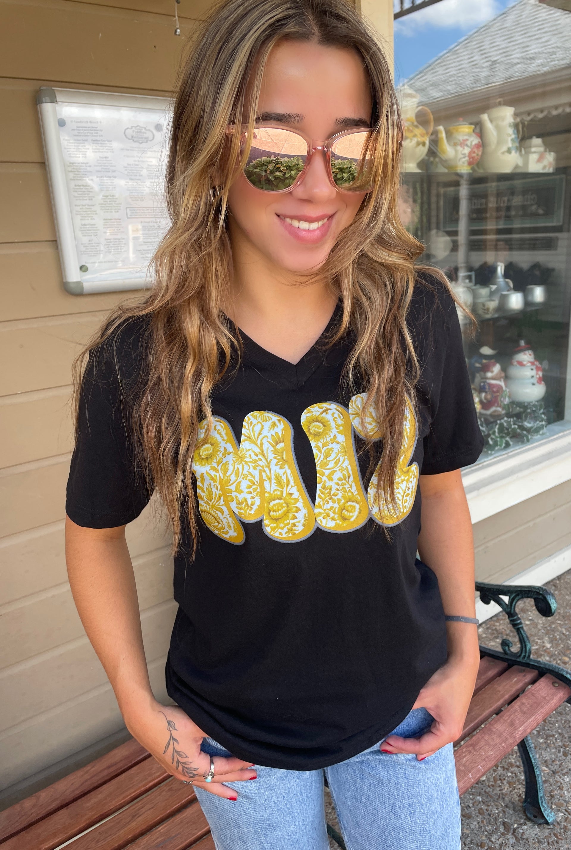 MIZ FLORAL BLACK V-NECK TEE
