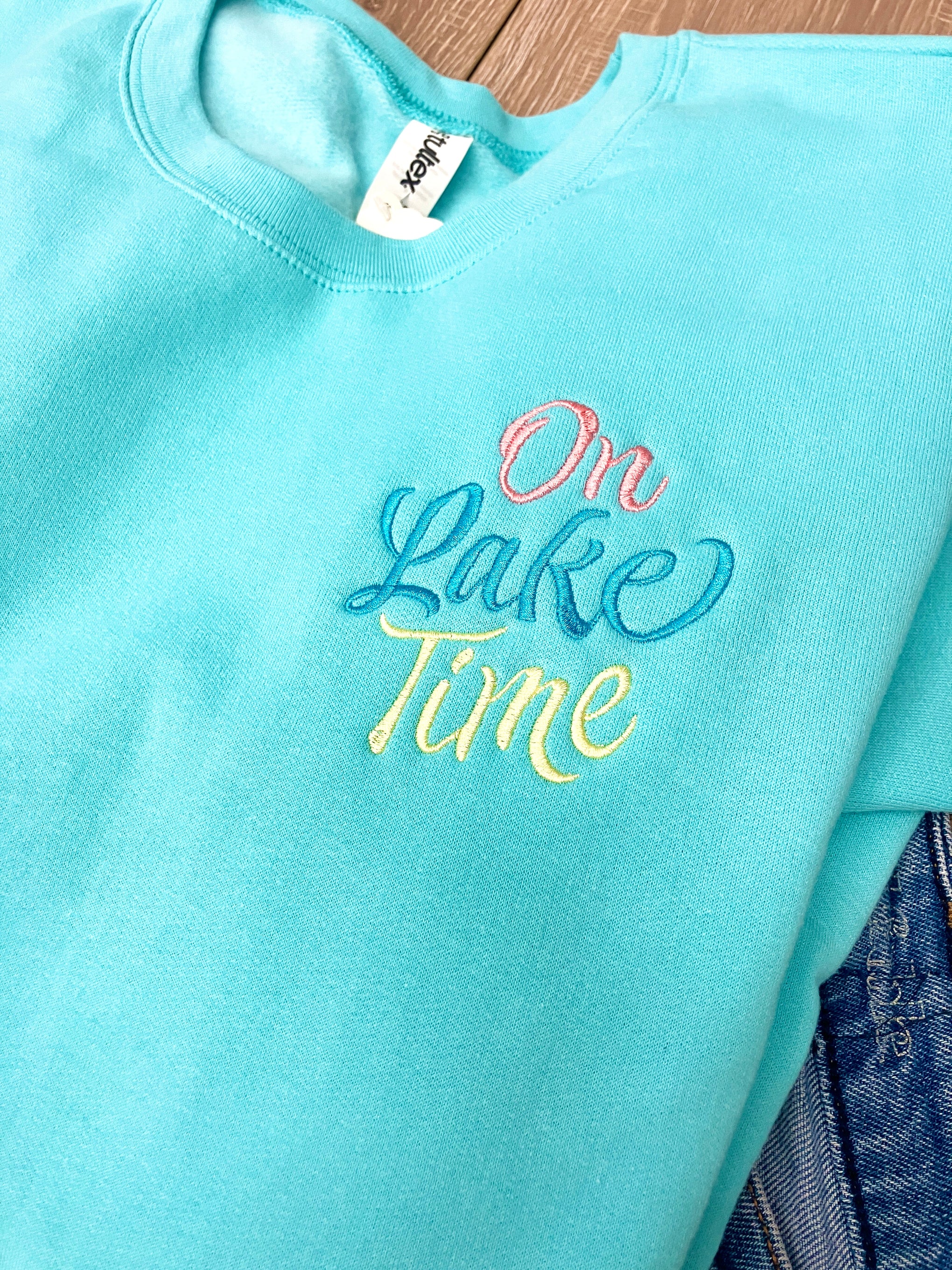 ON LAKE TIME EMBROIDERED SWEATSHIRT