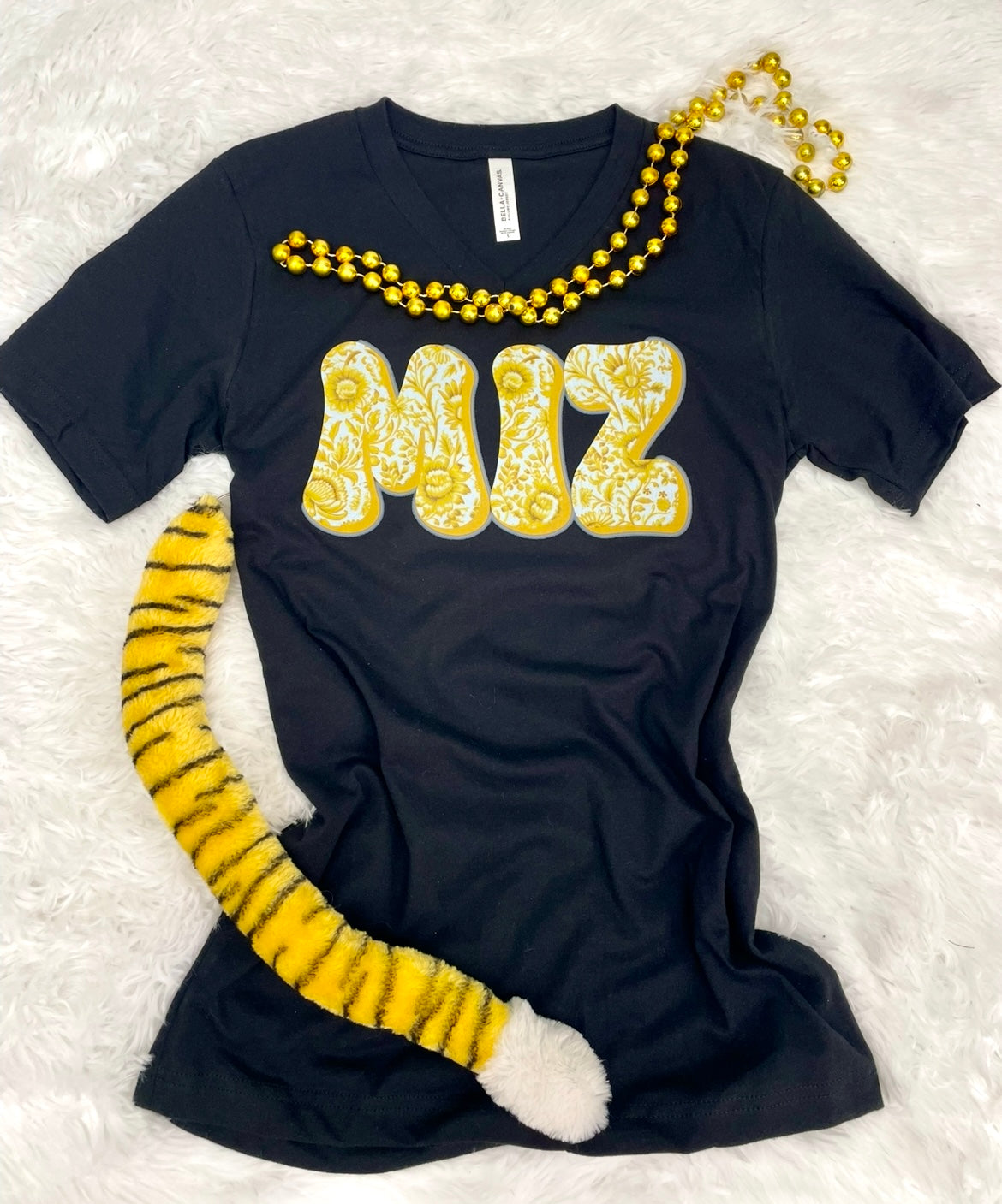MIZ FLORAL BLACK V-NECK TEE