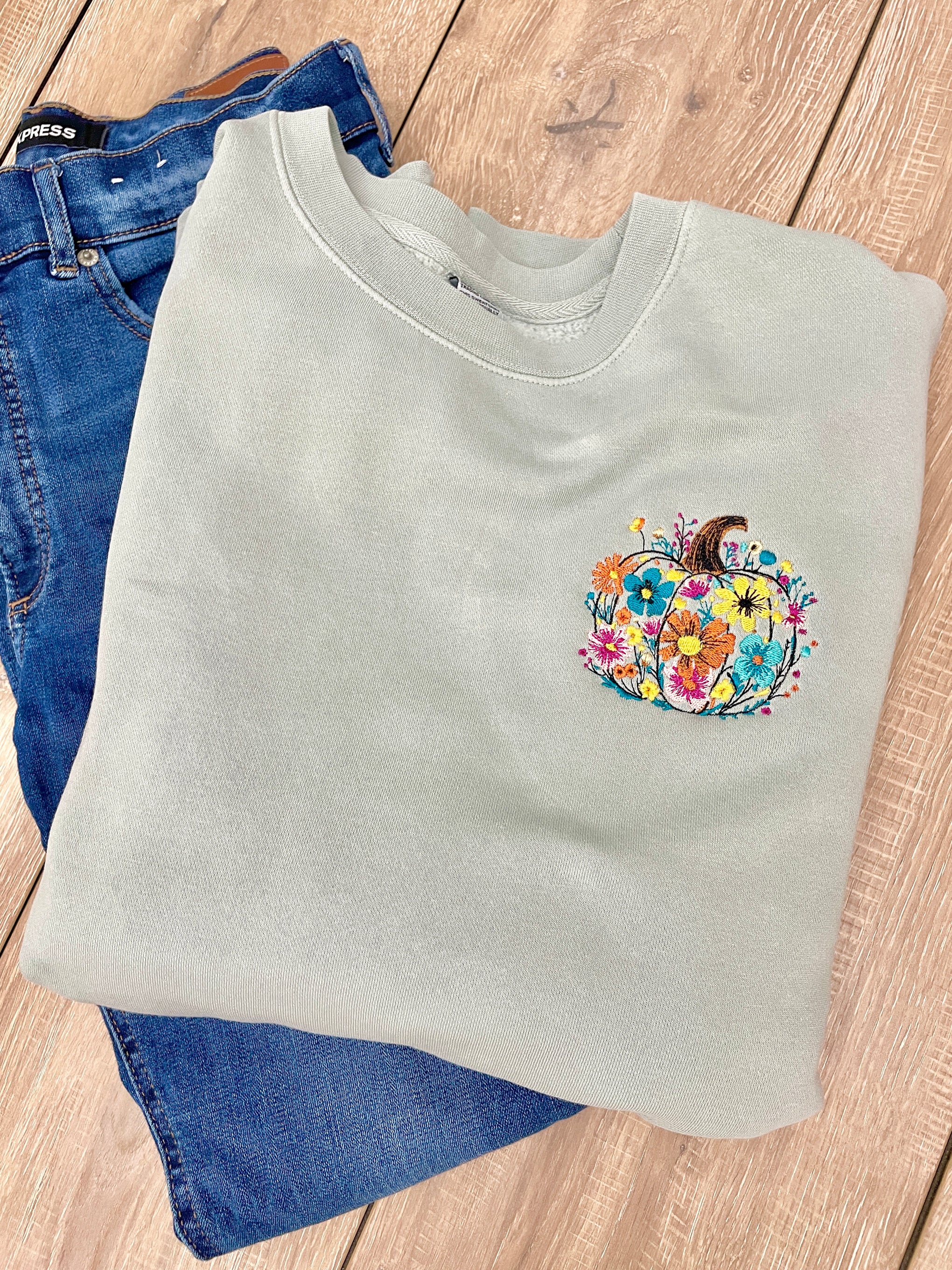 FLORAL PUMPKIN EMBROIDERED SWEATSHIRT