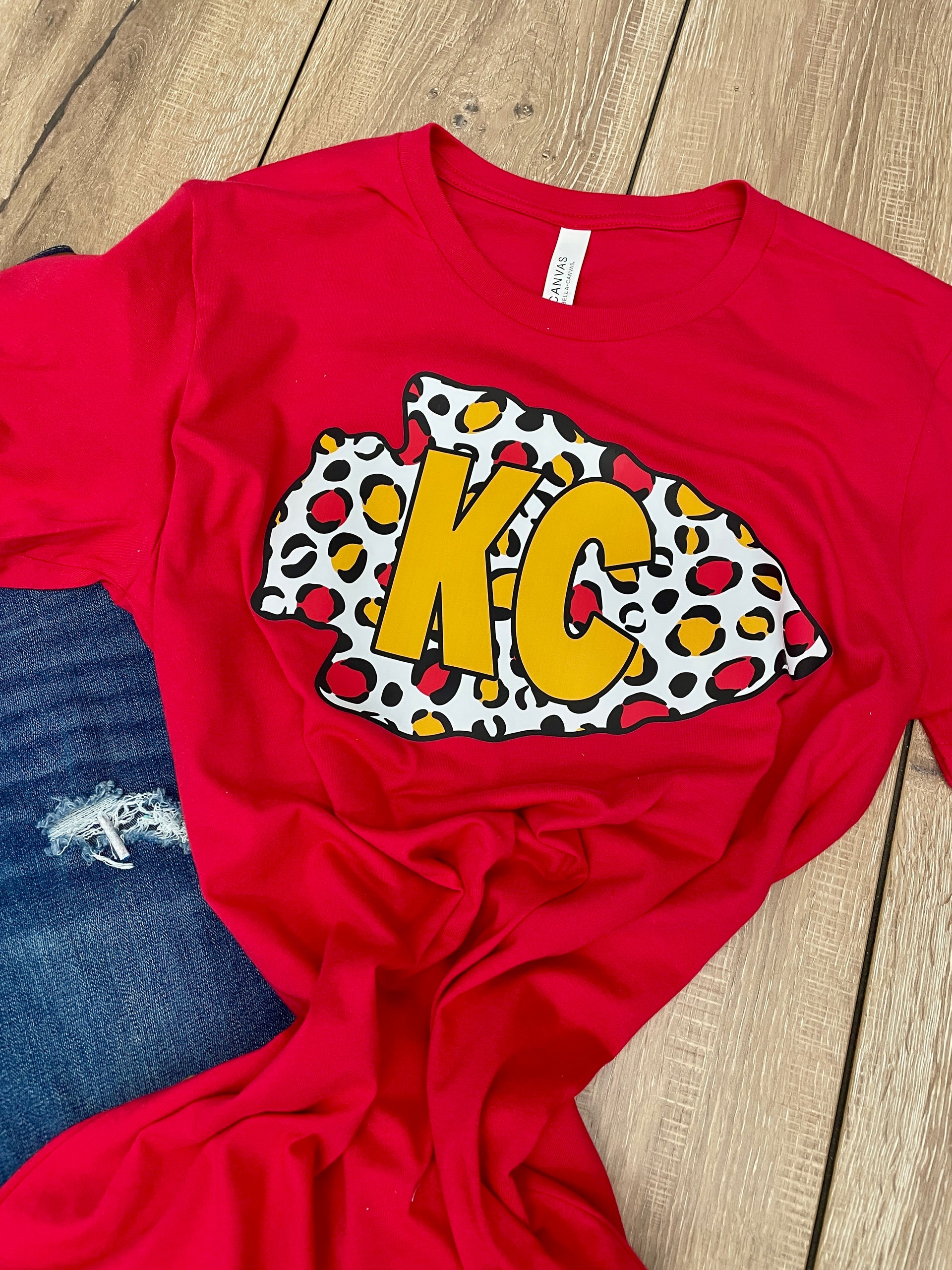 KC WHITE LEOPARD PRINT ARROWHEAD TEE