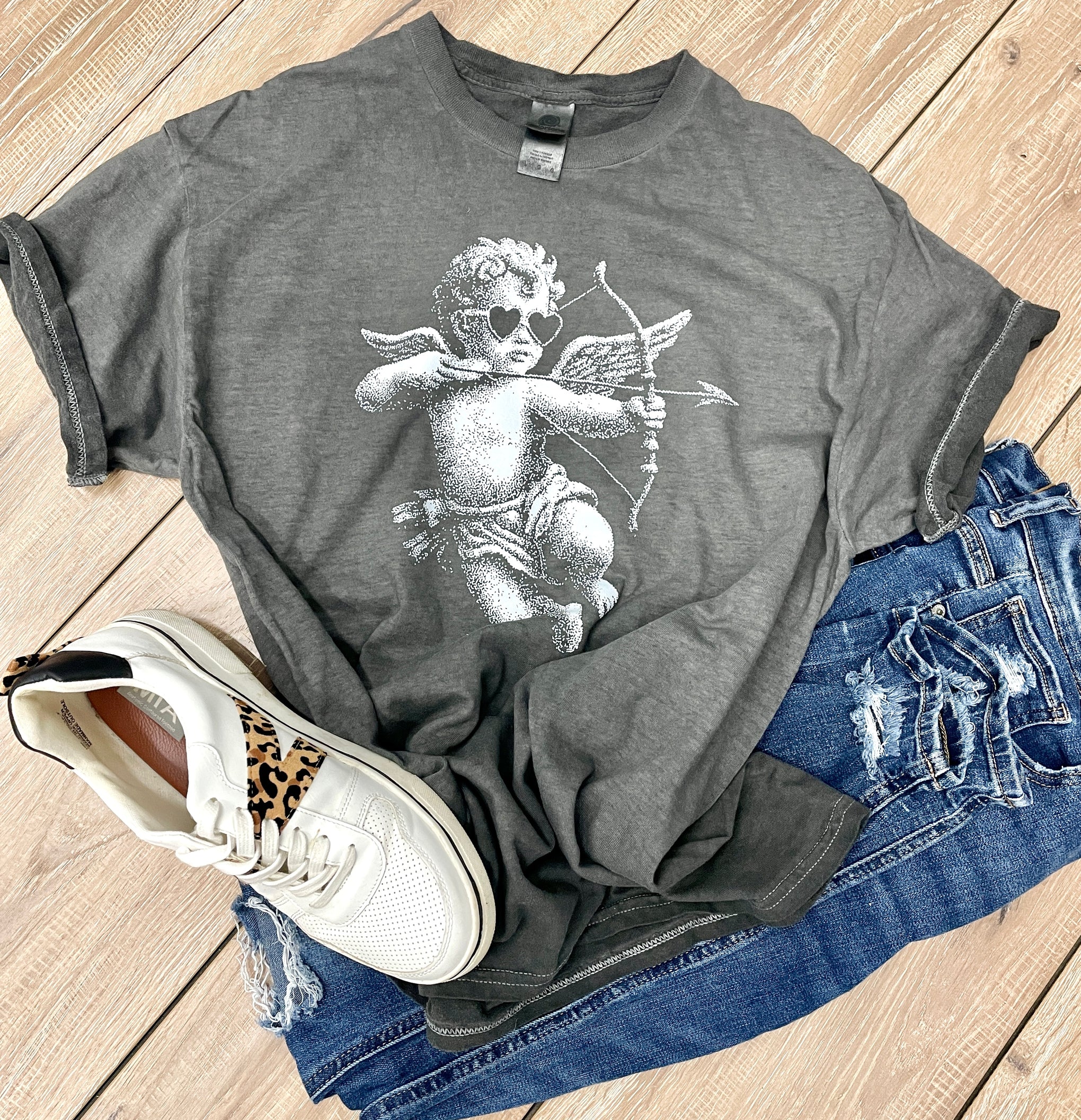 FADED CUPID MINERAL WASH TEE