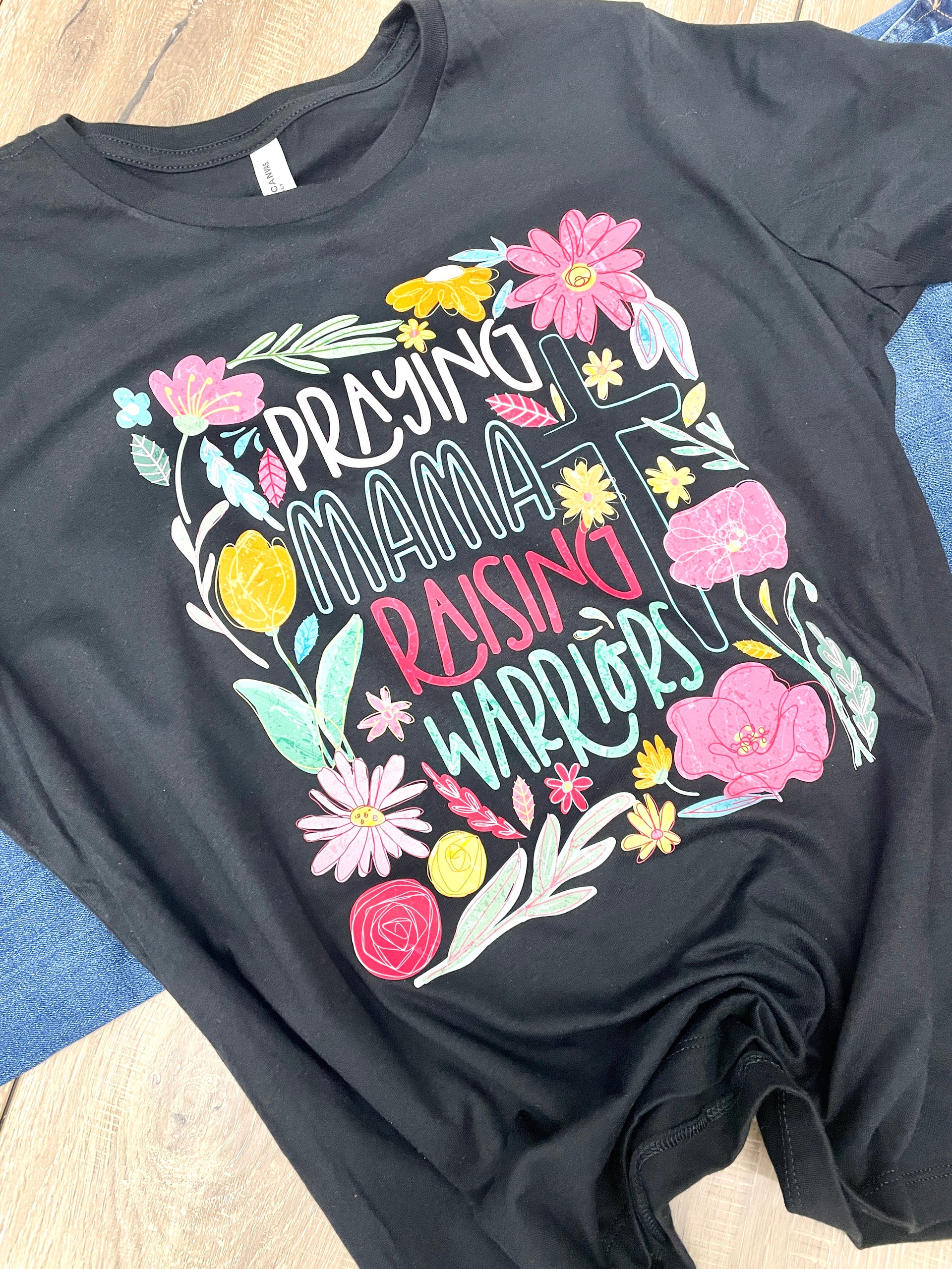 PRAYING MAMA RAISING WARRIORS TEE